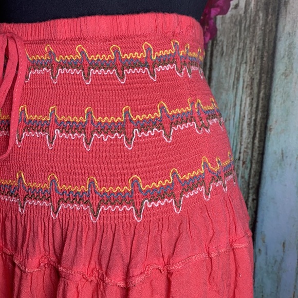 NWOT
beautiful skirt with hand-embroidered flowers - Picture 6 of 9